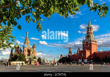 Moskau - 23. Juli 2020: Basilius`s Kathedrale und Kreml auf dem Roten Platz in Moskau, Russland. Dieser Ort ist berühmte Touristenattraktion von Moskau, Top Russi Stockfoto